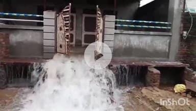 भीलवाड़ा: मजिस्ट्रेट कॉलोनी की कच्ची बस्ती में मकान के नीचे से जा रही चंबल की पाइपलाइन हुई लीक, मौके पर पहुंचे परियोजना के अधिकारी