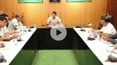 रामपुर: बुधवार को कलेक्ट्रेट सभागार में जिलाधिकारी जोगिंदर सिंह ने अधिकारियों के साथ जिला सहकारी विकास समिति की बैठक की