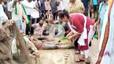 केशकाल: केशकाल की खराब सड़क के विरोध में कांग्रेसियों ने सड़क के गड्ढों में लेटकर किया प्रदर्शन