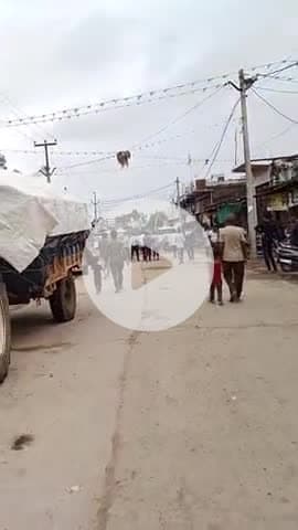 खातोली मे घरो मे से निकलने को मजबूर हुए सामानो को ट्रैक्टरों मे भरके दूसरी जगह जारहे