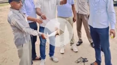 लोहारू: ढीगावा में बिजली विभाग के कर्मचारियों ने नई पॉलिसी के खिलाफ किया विरोध प्रदर्शन, जलाई प्रतियां