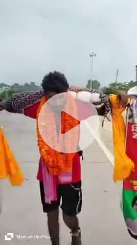 लंभुआ: बरेली के छह नौजवान पीडीए की कावड़ यात्रा लेकर निकले, यात्रा के 25वें दिन पहुंचे सुल्तानपुर जिले के लंभुआ