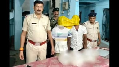 रफीगंज: बलार पैक्स गोदाम से 25 लीटर महुआ शराब के साथ बाइक जब्त, 2 कारोबारी किए गए गिरफ्तार