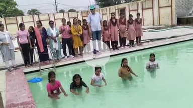 रामपुर: शहीद ए आज़म स्टेडियम के तरुणताल में स्विमिंग प्रतियोगिता के दौरान मंडलीय प्रतियोगिता के लिए अनीशा का चयन हुआ