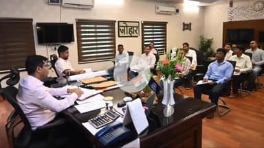 लोहरदगा: समाहरणालय में उपायुक्त की अध्यक्षता में सड़क-पुल निर्माण योजनाओं की समीक्षा, लंबित कार्यों पर जताई नाराजगी