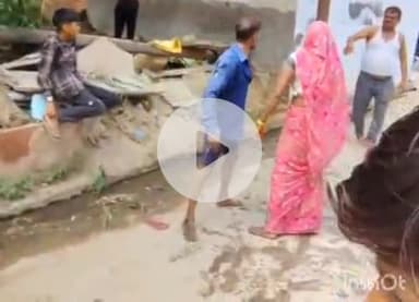 एत्मादपुर: नगला धमाली में पारिवारिक विवाद के चलते एक परिवार के दो पक्षों में हुई मारपीट, वीडियो हुआ वायरल