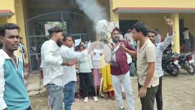 महाराजगंज: महराजगंज नगर के पीजी कॉलेज में अंक प्रमाणपत्र त्रुटि पर छात्रों ने किया हंगामा, कुलपति का पुतला फूंका