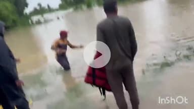 सिरोंज: ग्राम बेंदी गढ़ में जवारी नदी में उफान, नदी में फंसे लोगों को प्रशासन ने बचाया