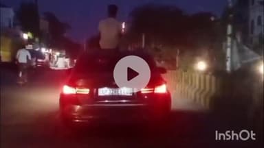 बरेली: इज्जत नगर थाना क्षेत्र के मिनी बायपास पर कार का सनरूफ खोलकर यातायात नियमों की धज्जियां उड़ाता हुआ युवक हुआ दिखाई