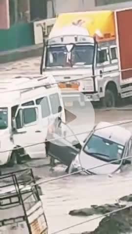 बद्दी: बद्दी के रेड लाइट चौक पर जलभराव, छात्र स्कूल नहीं जा पाए