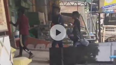 कन्नौज: गुरसहायगंज के किदवई नगर में मामूली विवाद में दबंगों ने युवक के घर पर किया हमला, वीडियो हुआ वायरल