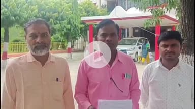 महाराजगंज: पकड़ी चौवे गांव के किसानों ने खाद संकट पर कलेक्ट्रेट परिसर में डीएम को सौंपा ज्ञापन