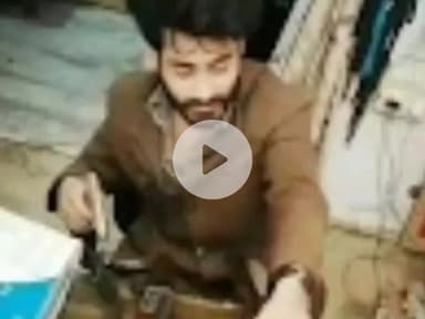 नौगावां सादात: नौगांवा थाना क्षेत्र के युवक का बंदूक और पिस्टल के साथ फोटो हुआ वायरल