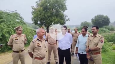 बाह: तहसील क्षेत्र में चंबल नदी का जलस्तर पहुंचा 131 मीटर, जिलाधिकारी ने किया निरीक्षण