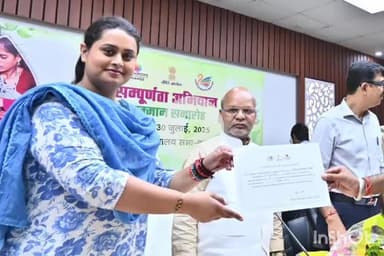 जमुई: समाहरणालय परिसर स्थित सभा कक्ष में जिला प्रभारी मंत्री ने 20 सूत्री कार्यक्रम क्रियान्वयन समिति की बैठक की