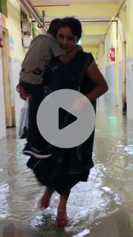 जौनपुर: जिला अस्पताल में घुसा पानी, फोटो हुआ वायरल