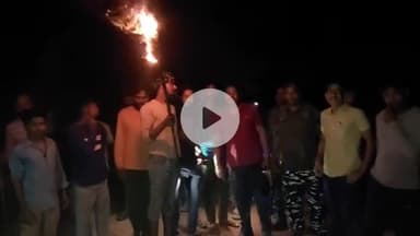 लोहरदगा: गांव से सटे जंगल में हाथी का डेरा, ग्रामीणों में दहशत, घर तोड़ा और अनाज खाया