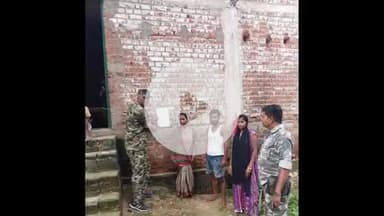 पांकी: पांकी पुलिस ने अभियुक्त के घर पर चिपकाया इश्तहार