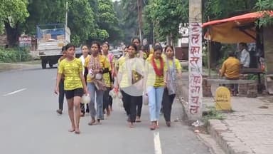 कन्नौज: कन्नौज शहर में बाबा की भक्ति का रंग, युवतियां काॅवड़ भरकर गौरी शंकर मंदिर में चढ़ाने निकलीं, लगाए जयकारे