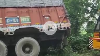 ठाकुरद्वारा: ठाकुरद्वारा क्षेत्र के गुलाब नगर में तेज रफ्तार ट्रक अनियंत्रित होकर पेड़ से टकराया, ट्रक चालक की मौके पर हुई मौत