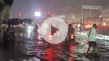 फिरोज़ाबाद: तेज बारिश से जनजीवन हुआ अस्त-व्यस्त, स्मार्ट सिटी की सड़कों पर बाढ़ जैसे हालात