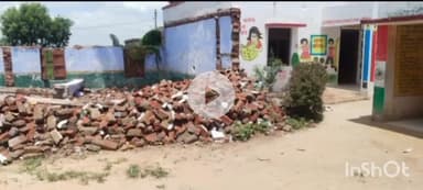 उतरौला: उतरौला तहसील अंतर्गत सादुल्लाह नगर के अलाउद्दीनपुर में कंपोजिट विद्यालय के पुराने भवन की जर्जर अवस्था बुरी है