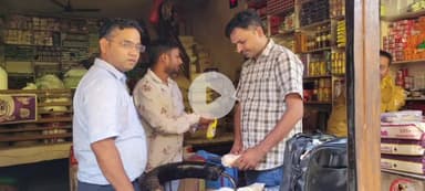 कालपी: कालपी में खाद्य सुरक्षा विभाग ने दुकानों पर की छापेमारी, दो दुकानों से गंदगी मिलने पर दुकानदारों को थमाया नोटिस