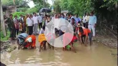 पांकी: सड़क की बदहाली से नाराज़ ग्रामीणों ने सगा लींम आसे हार मुख्य सड़क पर किया धान रोपण