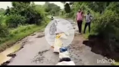 नरसिंहगढ़: रोसला रोड पर तालाब के पास धंसी सड़क, हादसे की आशंका