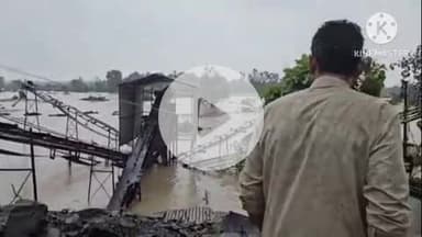 खुरई: बरसात से बीना नदी का पानी महुना जाट गांव में घुसा, गिट्टी क्रेशर मशीनें, ट्रैक्टर, जेसीबी और चौकीदार का घर डूबा