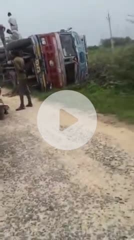 मारवाड़ जंक्शन: मारवाड़ जंक्शन-दुदोड़ जोड़ सड़क मार्ग पर पत्थरों से भरा ट्रक पलटा, चालक हुआ घायल, पुलिस मौके पर पहुंची