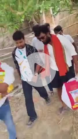 कुछ लोग सोशल मीडिया के माध्यम से इस परिस्थिति में अपना विचार व्यक्त कर रहे हैं लेकिन भोजपुरी समाज से एक बेटा जाकर मदद...