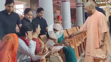 गोरखपुर: गोरखनाथ मंदिर में सीएम योगी आदित्यनाथ ने फरियादियों की सुनी समस्याएं