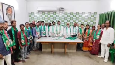 रातू: रातू प्रखंड में असंख्य लोगों ने थामा झारखंड मुक्ति मोर्चा का दामन!