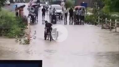 बासोदा: गंजबासौदा में बारिश का कहर, शहर पानी-पानी, नाला पार करते समय नाले में गिरा दिव्यांग