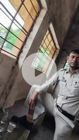 जांजगीर: बस स्टैंड जांजगीर में शराब पीते आरक्षक कैमरे में कैद, एसपी ने किया तत्काल प्रभाव से निलंबित