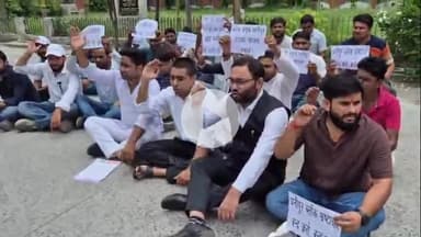 कोल: धनीपुर ब्लॉक प्रमुख पर भाजपाइयों ने लगाया भ्रष्टाचार का आरोप, डीएम कार्यालय के बाहर किया प्रदर्शन