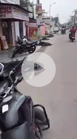 राधा रोड पर नालो कि तली झाड़ सफाई का कार्य चल रहा है.
नगर पालिका चेयरपर्सन सना मामून ने कहा कि सफाई व्यवस्था दुरुस्त रखना हमारा मकसद.