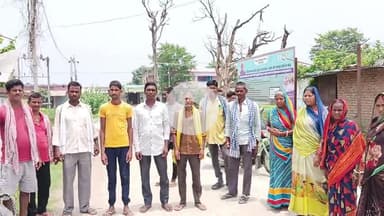 प्रखंड़ लहलादपुर लोहिया स्वच्छता अभियान के ठेला सफाई कर्मी समय पर वेतन नहीं मिलने पर अपनी बात रखते