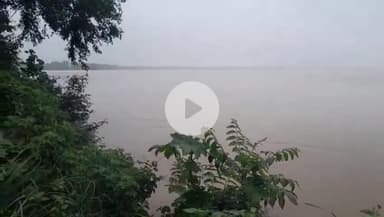 कालपी: कालपी में यमुना नदी का जलस्तर खतरे के निशान के करीब पहुंचा, बाढ़ का खतरा बढ़ा; आपदा प्रबंधन प्राधिकरण ने जारी किया अलर्ट