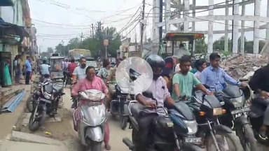 रामपुर: ज्वालानगर में आगापुर रोड पर भीषण जाम, राहगीरों को जाम से भारी दिक्कतों का करना पड़ रहा है सामना