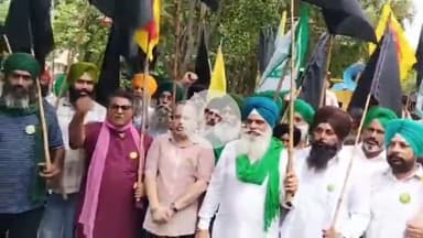 ਜਲੰਧਰ 1: ਡੀਸੀ ਦਫਤਰ ਦੇ ਬਾਹਰ ਪੰਜਾਬ ਸਰਕਾਰ ਦੀ ਲੈਂਡ ਪੁਲਿੰਗ ਨੀਤੀ ਦੇ ਖਿਲਾਫ ਕਿਸਾਨਾਂ ਵੱਲੋਂ ਕੀਤਾ ਗਿਆ ਰੋਸ ਪ੍ਰਦਰਸ਼ਨ