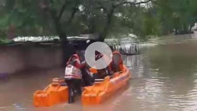 बीना: भारी बारिश से हासलखेड़ी में मकान डूबा, SDRF ने पिता-पुत्र को सुरक्षित निकाला