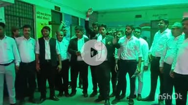 गोरखपुर: तहसीलदार सदर पर भ्रष्टाचार का आरोप लगाते हुए वकीलों ने तहसील परिसर में जमकर किया प्रदर्शन