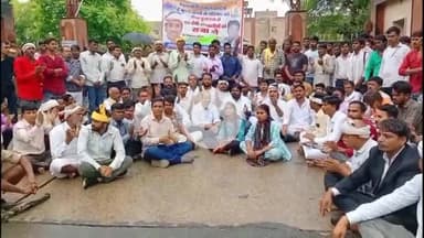 झालरापाटन: आदिवासी कांग्रेस ने मिनी सचिवालय में पिपलोदी दुखांतिका के दोषियों के खिलाफ कार्रवाई और मुआवजे को लेकर किया प्रदर्शन