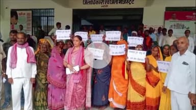 भदोही: सिकंदरा प्राथमिक विद्यालय के मर्ज के विरोध में महिलाओं ने सौंपा ज्ञापन