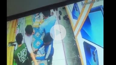 अमरोहा: अमरोहा के मौहल्ला बाजार बटवाल में मोबाइल की दुकान से मोबाइल चुराते युवक सीसीटीवी कैमरे में कैद हुआ
