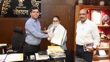 लोहरदगा: लोहरदगा की मीनाक्षी ने JPSC में चौथा स्थान पाकर जिले का मान बढ़ाया, उपायुक्त ने किया सम्मानित