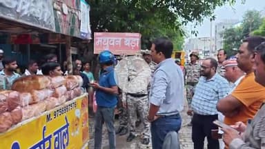 कोल: OLF के निकट स्ट्रीट वेंडर्स को कराया गया शिफ्ट, जाम से राहत के लिए 24×7 तैनात रहेगी प्रवर्तन दल की टीम