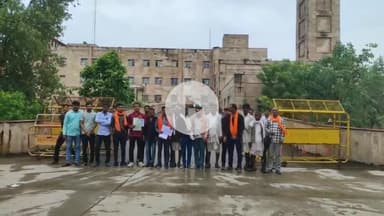 झालरापाटन: ग्रा.पं. टोडरी मीरा के ग्रामीणों ने मिनी सचिवालय में DM को ज्ञापन देकर विकास के लिए आई राशि की जांच करवाने की मांग की